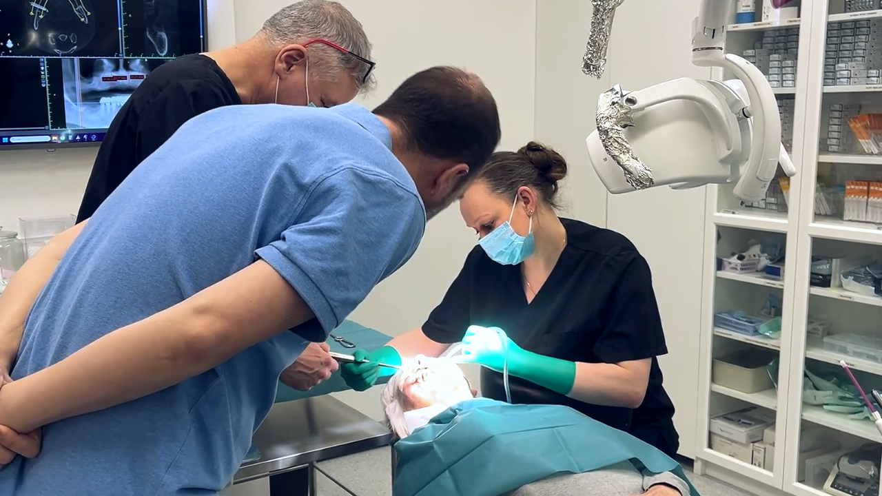 Kirurgi: 4 implantater settes inn